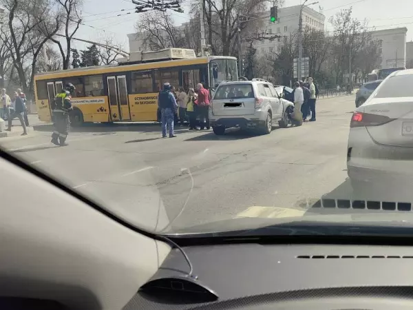 В жестком ДТП в центре Ростова пострадала женщина