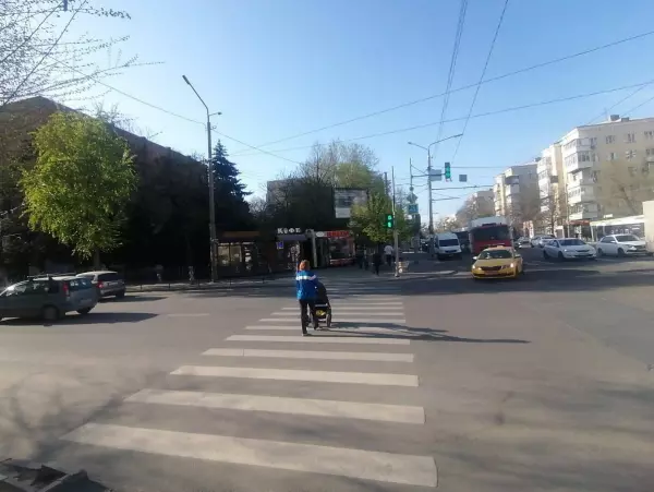 В центре Ростова 17-летняя девушка попала под колеса легковушки