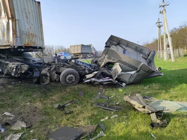 Водители двух грузовиков пострадали в жестком ДТП на М-4 «Дон»