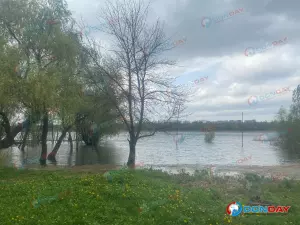 Из-за нагонного ветра подтопило левый берег Дона в Ростове