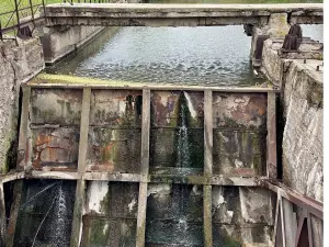 Видео из Красного Сулина, где аварийная плотина может затопить часть города