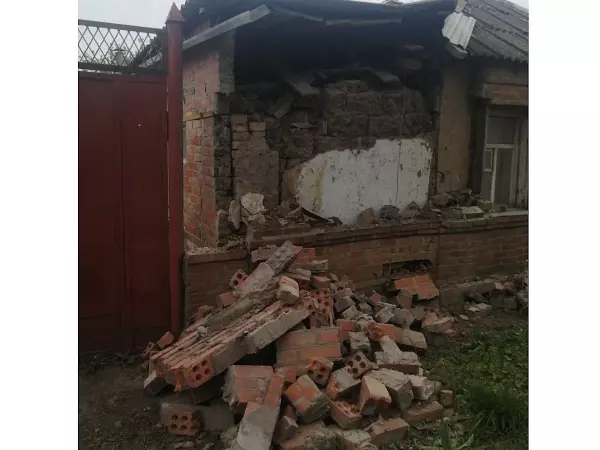 В Таганроге легковушка протаранила стену частного дома