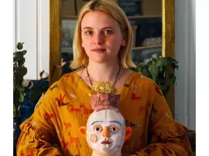 Студентка из Советска делает исторические куклы из глины и дерева