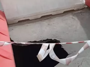 В Морозовске посреди тротуара провалился асфальт