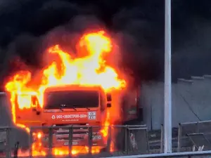 В Каменском районе на ходу загорелся мусоровоз