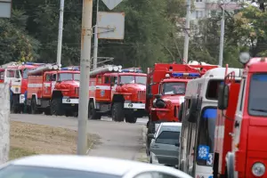 В Ростове в районе Соленого озера горит мусор