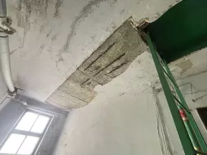 В Ростове на Ларина в подъезде обрушился потолок