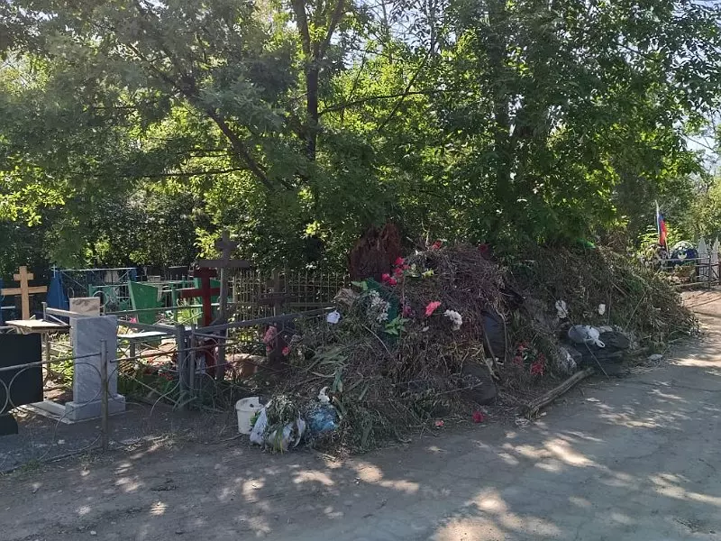 В Шахтах могилу ветерана ВОВ завалили ветками и мусором