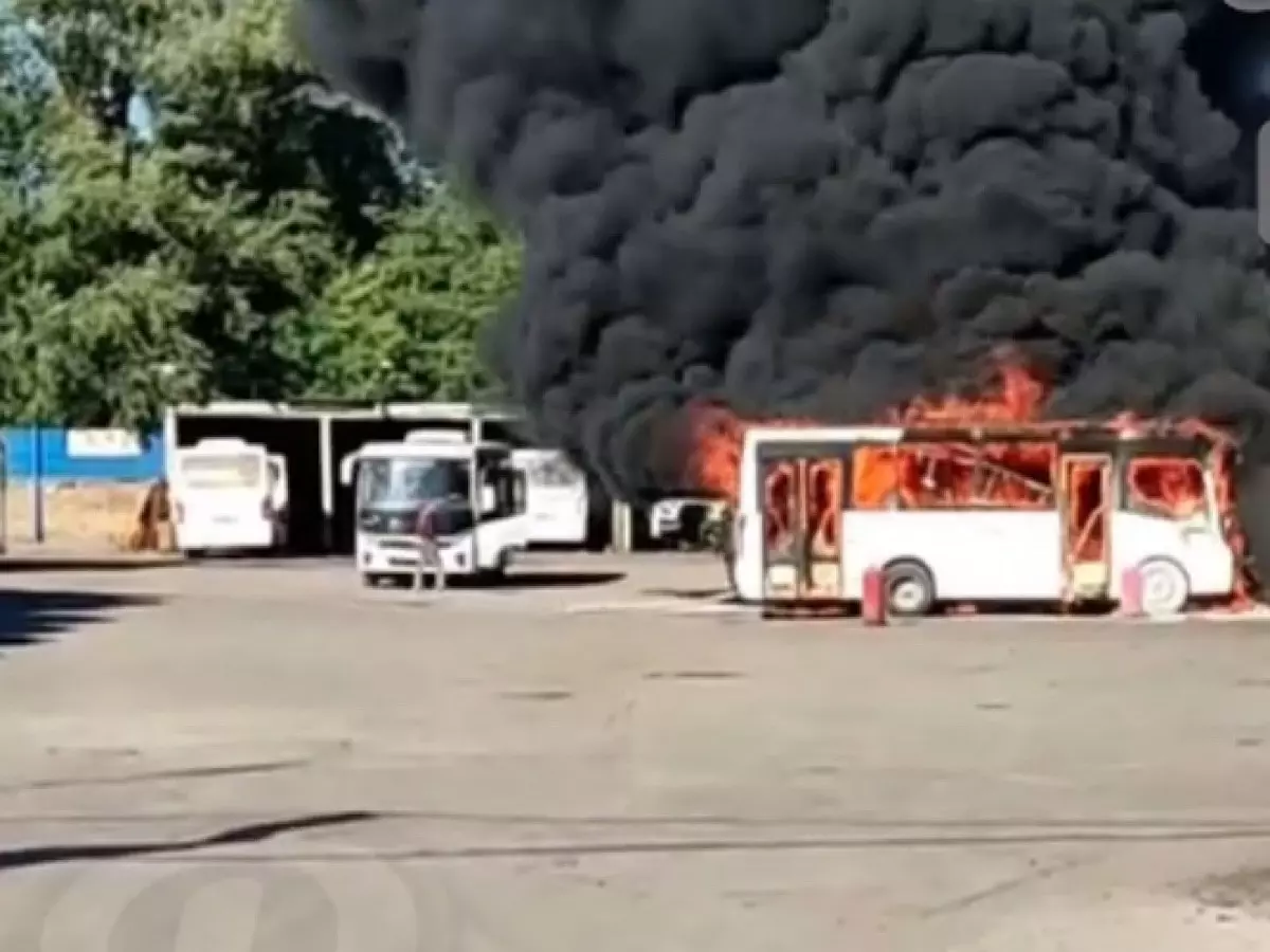 В Ростове на Шолохова горит пассажирский автобус