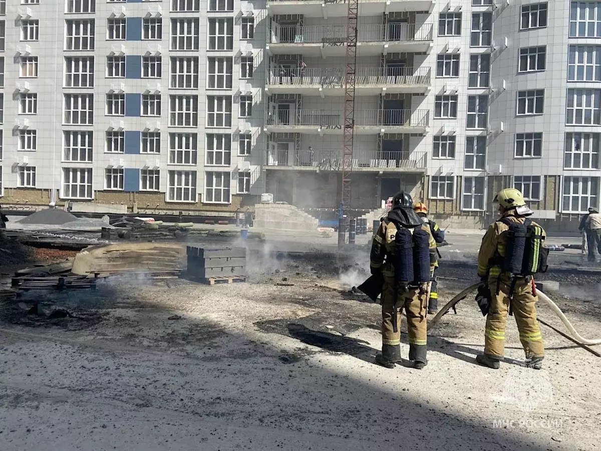 В Ростове потушили крупный пожар на стройке ЖК «Донская слобода»