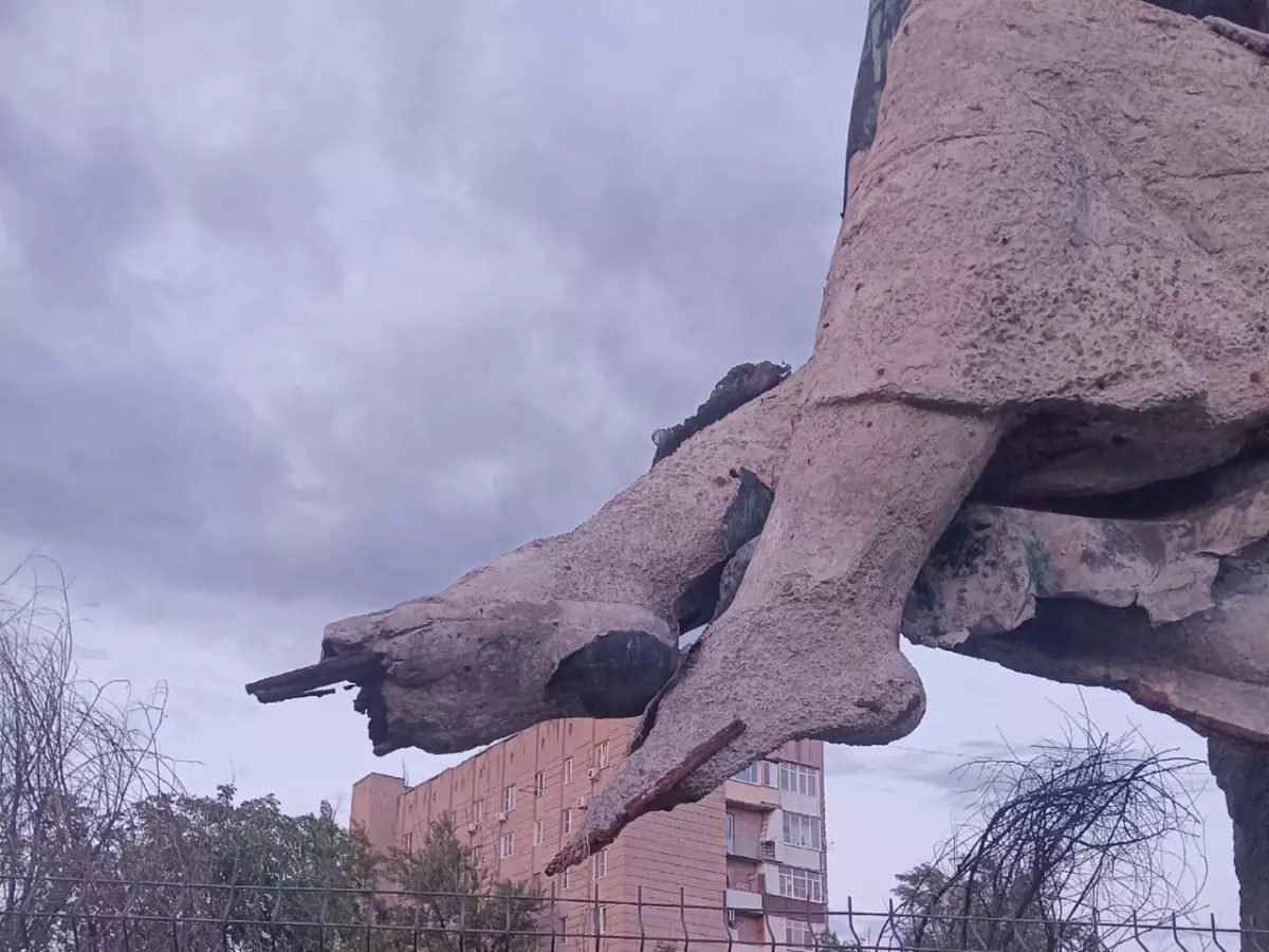 В Шахтах у памятника ткачихе отвалились пальцы ног