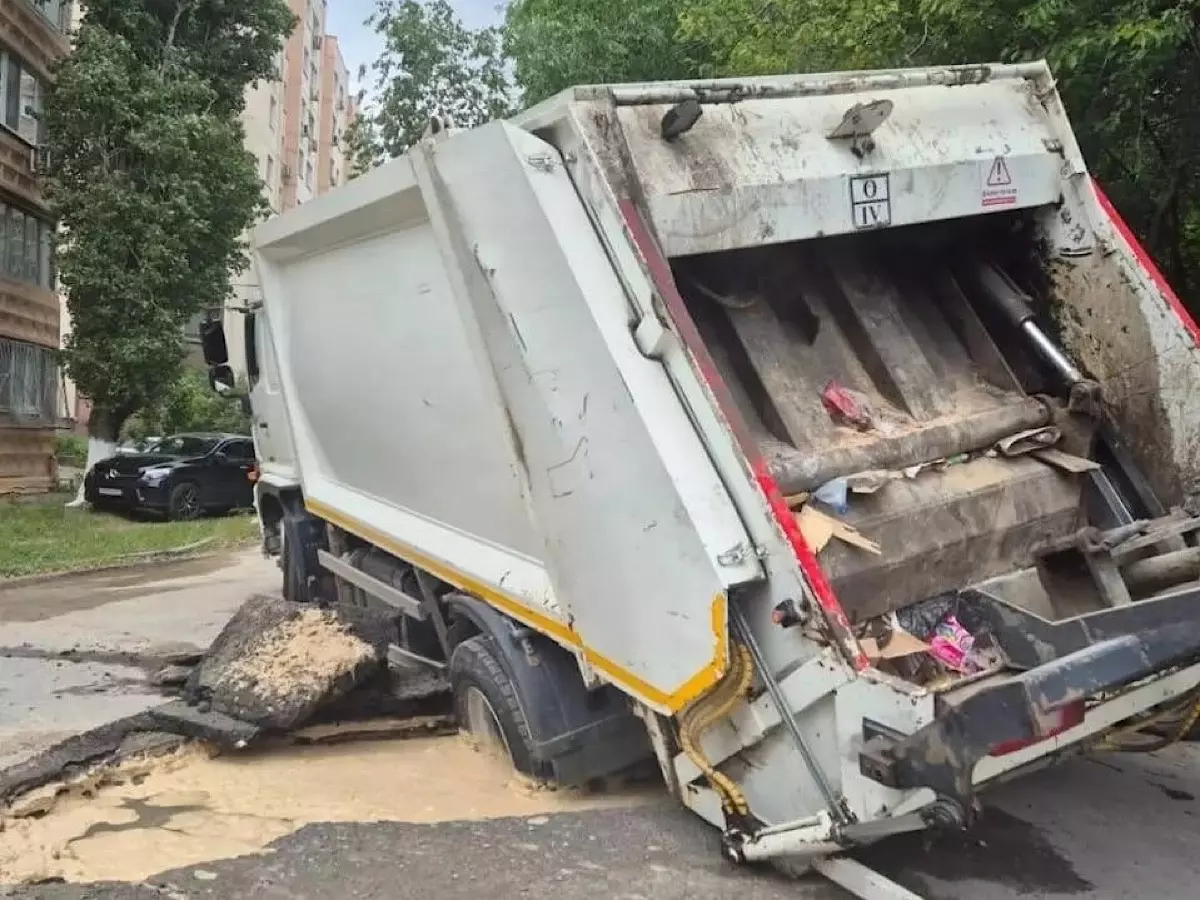 В Ростове на Комарова мусоровоз провалился под землю » DonDay - новости  Ростова-на-Дону. Происшествия, события, новости бизнеса, политики, культуры  и спорта.