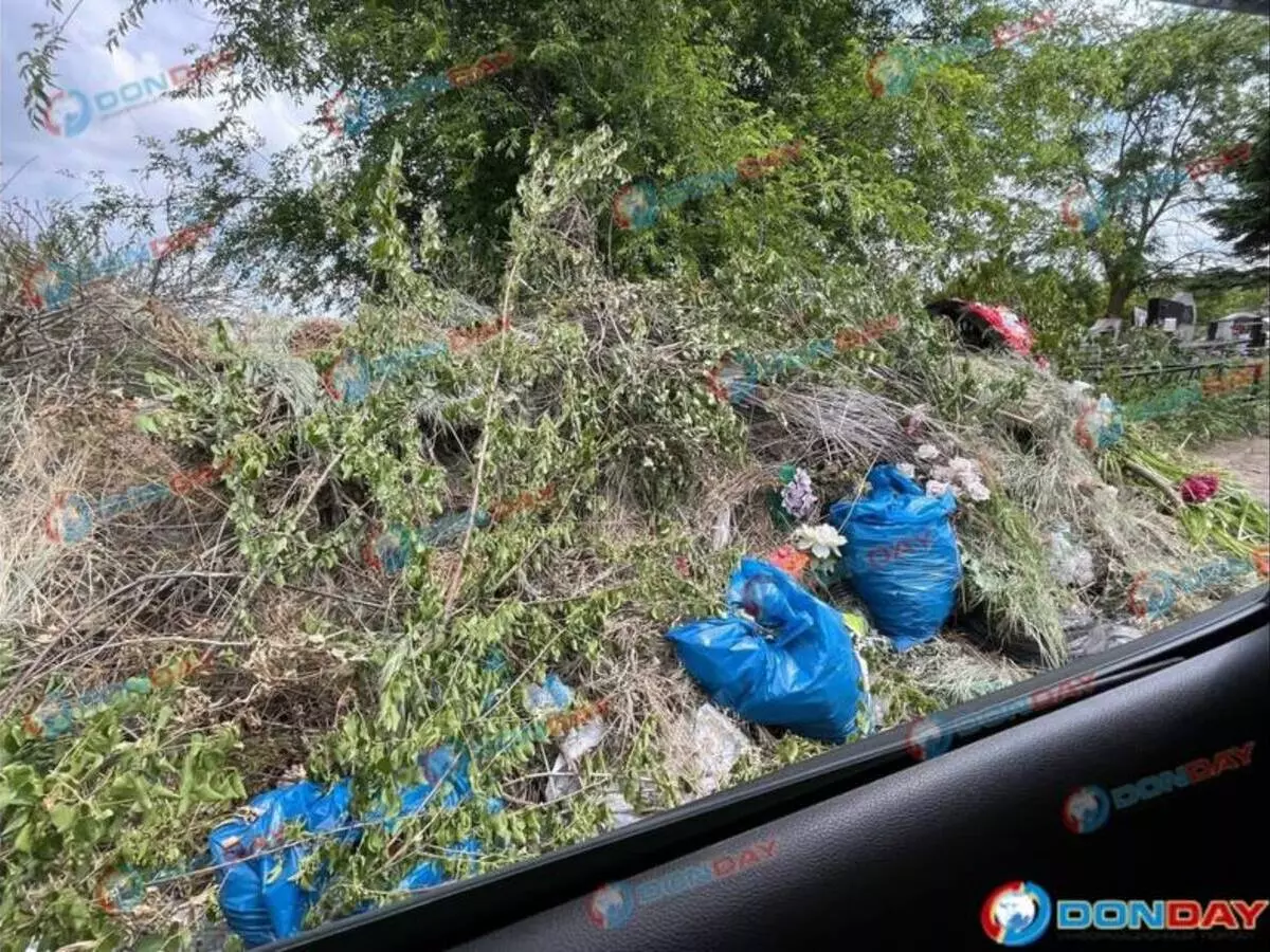 В Ростове на Северном кладбище могилы завалило горами мусора » DonDay -  новости Ростова-на-Дону. Происшествия, события, новости бизнеса, политики,  культуры и спорта.