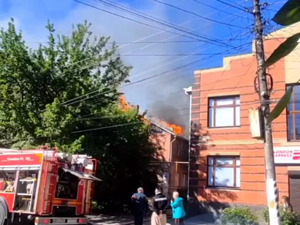 В Таганроге произошел пожар в двухэтажном заброшенном здании