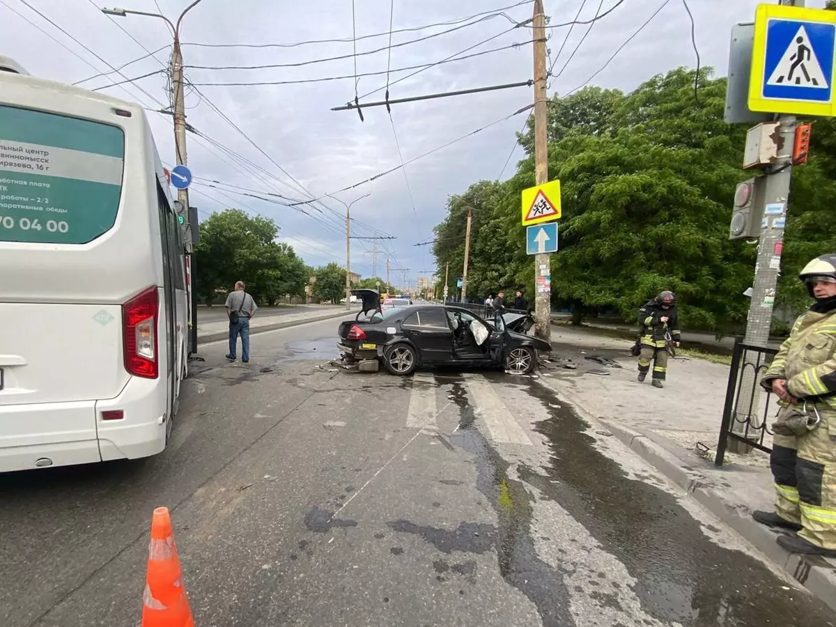 В Ростове пассажир «Мерседеса» пострадал в ДТП с автобусом » DonDay -  новости Ростова-на-Дону. Происшествия, события, новости бизнеса, политики,  культуры и спорта.