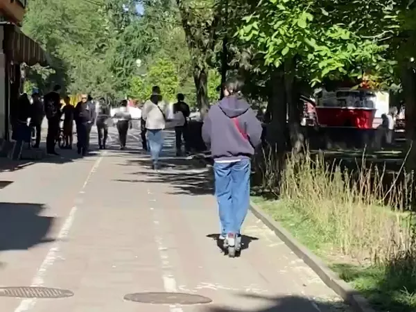 Ростовчане продолжают ездить на электросамокатах по Пушкинской, несмотря на запрет