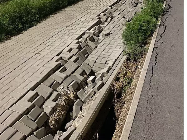 В Ростове в Левенцовке «поплыла» тротуарная плитка