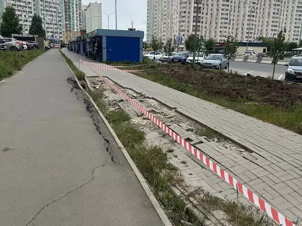 В Ростове в Левенцовке участок с «поплывшей» плиткой огородили сигнальной лентой
