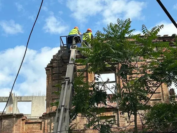 В Ростове на Суворова начали разбирать части рухнувшего дома