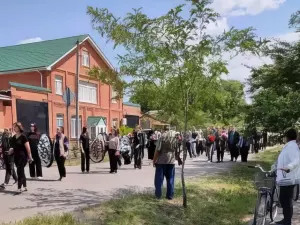 С убитой девочкой в Ростовской области пришла проститься тысяча человек