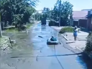 В Шахтах посреди порыва воды мужчина встал на лодке с флагом