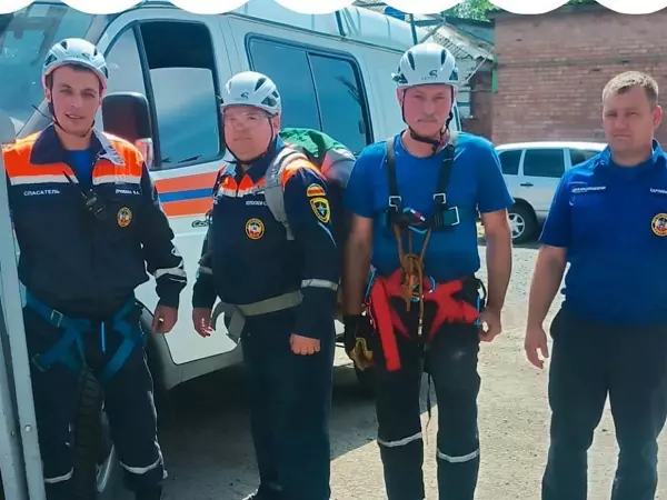 В Азовском районе спасли пенсионера, упавшего в глубокий колодец