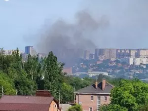 В районе зоопарка в Ростове полыхает жилой дом