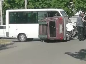 В центре Шахт легковушка опрокинулась на бок после ДТП