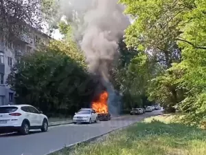 В Ростове на Коммунистическом горит легковушка