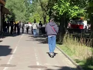 Ростовчане продолжают ездить на электросамокатах по Пушкинской, несмотря на запрет