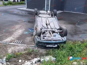 На выезде из Батайска перевернулась легковушка