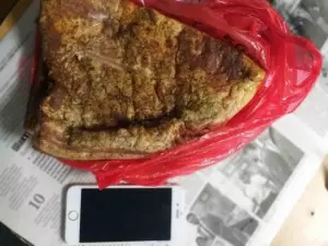 В Шахтинском СИЗО пытались передать телефон в куске сала