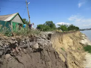 Берег Таганрогского залива покрылся новыми трещинами и может обрушиться