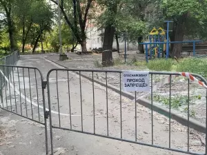 Полуразрушенный дом на Нариманова перестали охранять полицейские