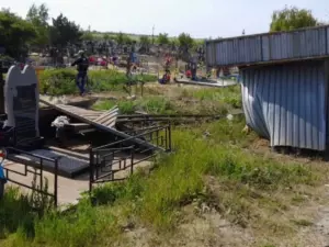 В Каменске неизвестные разгромили могилы на городском кладбище