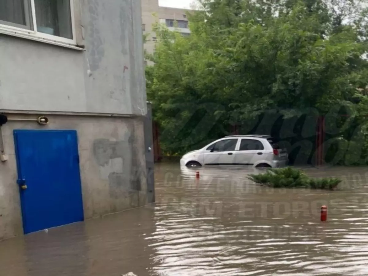 В Ростове улицу Орбитальную затопило после сильного ливня » DonDay -  новости Ростова-на-Дону. Происшествия, события, новости бизнеса, политики,  культуры и спорта.