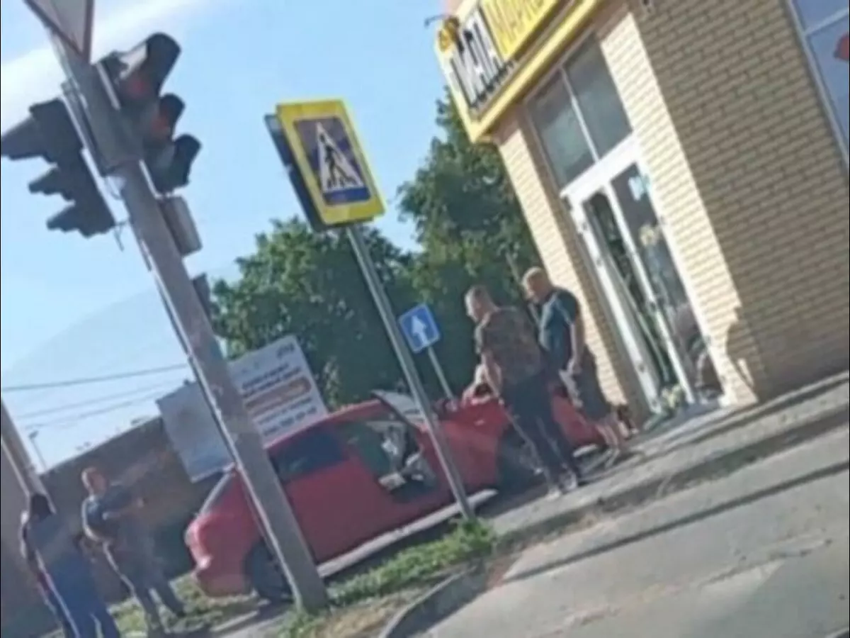 В Батайске автомобиль протаранил двери магазина