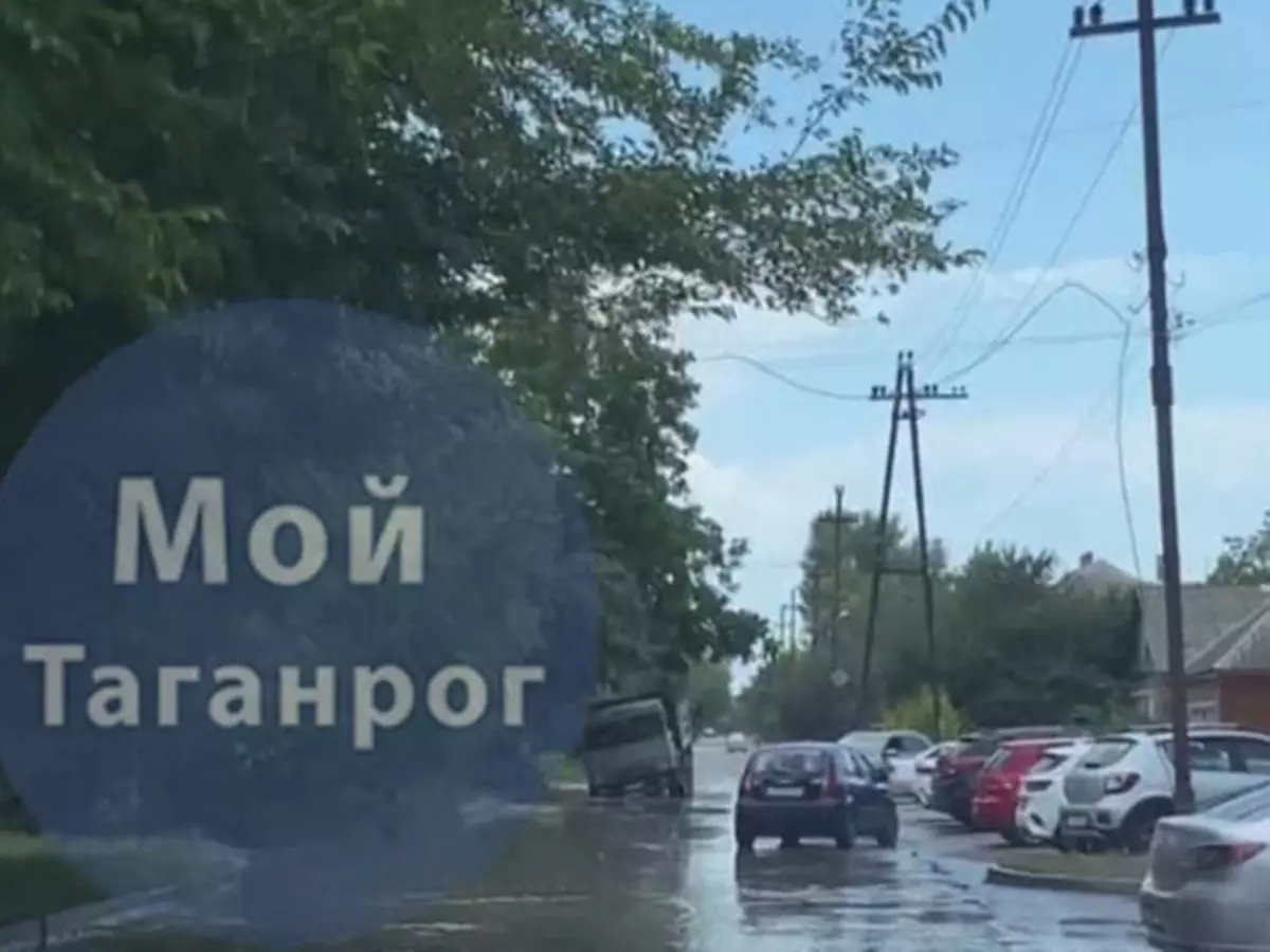 В Таганроге КамАЗ провалился в яму посреди дороги quot; DonDay - новости Ростова-на-