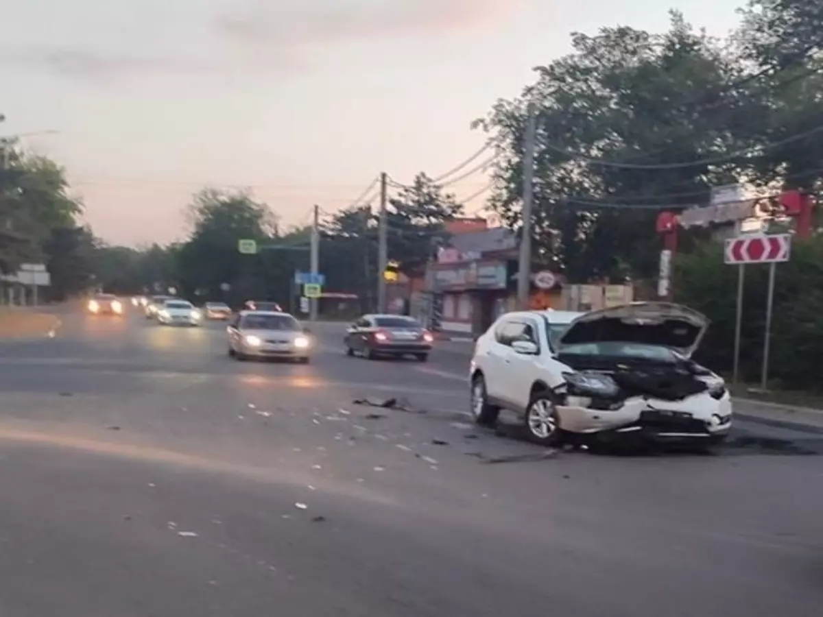 В Азове водитель «Ниссана» и 6-летняя девочка пострадали в ДТП » DonDay -  новости Ростова-на-Дону. Происшествия, события, новости бизнеса, политики,  культуры и спорта.