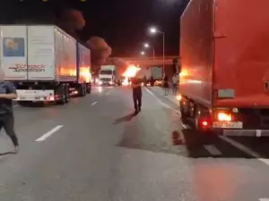На трассе Ростов-Таганрог после жесткого ДТП взорвалась фура