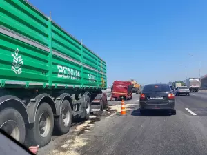 На трассе под Ростовом из-за ДТП с грузовиками образовалась пробка