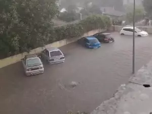В Ростове десятки автомобилей ушли под воду из-за ливня в Берберовке