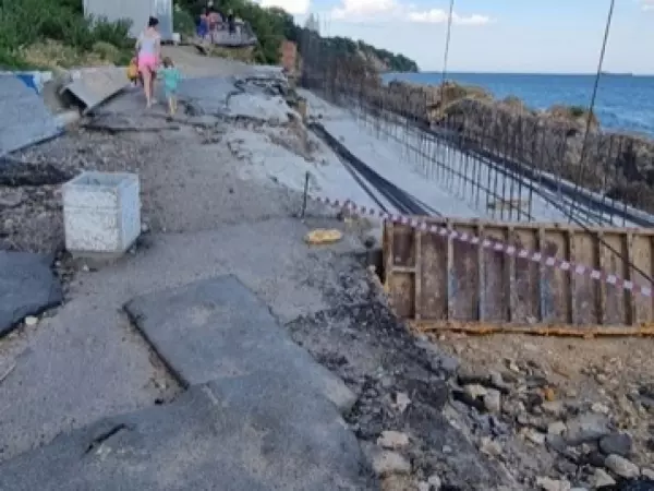В Таганроге после непогоды размыло центральную набережную