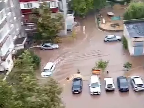 В Белой Калитве на Мичурина из-за сильного дождя затопило улицу