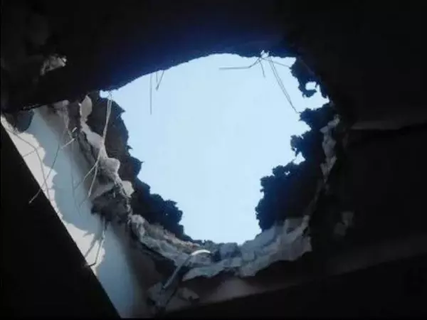 В Таганроге крышу дома пенсионера проломила часть упавшего с неба беспилотника