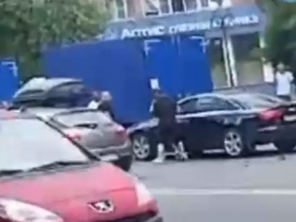 В Ростове на Таганрогской двое мужчин устроили драку из-за ДТП