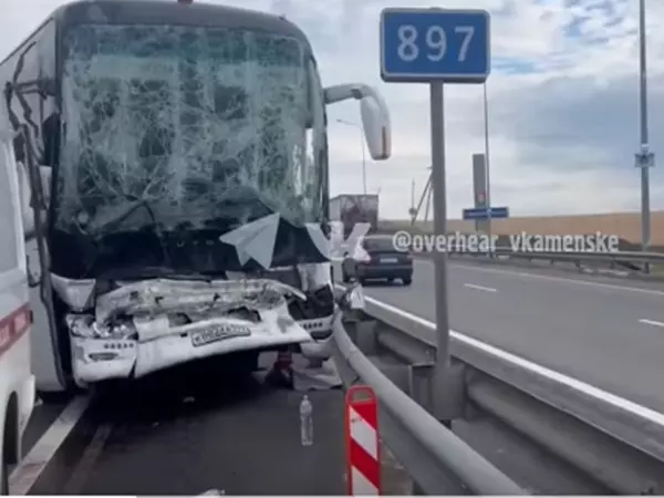 В Ростовской области на трассе М-4 «Дон» пассажирский автобус врезался в КамАЗ