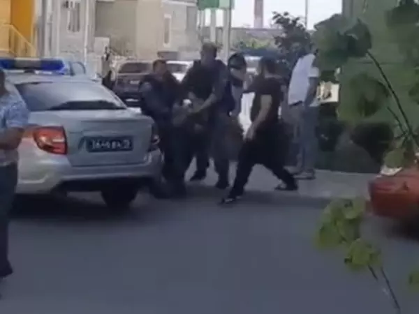 В Ростове в Левенцовке жестко задержали неадекватного мужчину