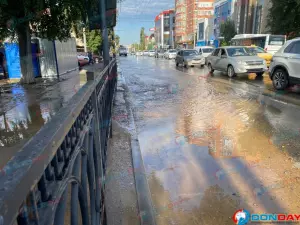 Улицы в центре Ростова ушли под воду из-за гигантского прорыва трубы