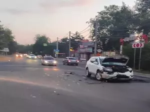 В Азове водитель «Ниссана» и 6-летняя девочка пострадали в ДТП